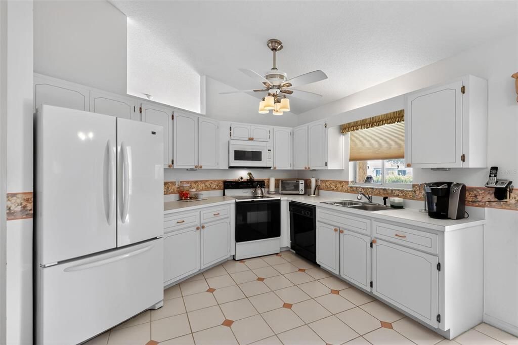 合同活跃: $268,000 (3 贝兹, 2 浴室, 3153 平方英尺)