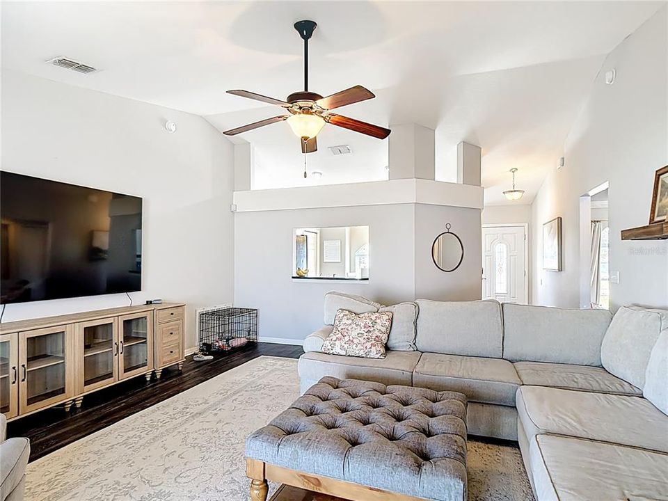 For Sale: $309,900 (3 beds, 2 baths, 1252 Square Feet)