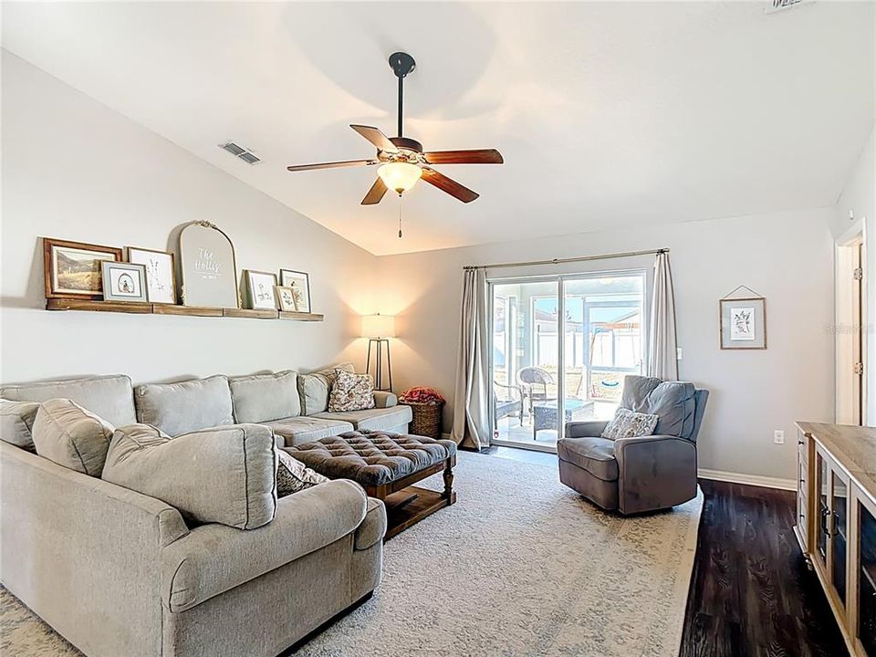 For Sale: $309,900 (3 beds, 2 baths, 1252 Square Feet)