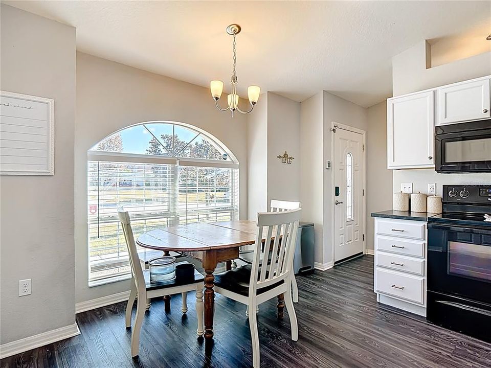 For Sale: $309,900 (3 beds, 2 baths, 1252 Square Feet)