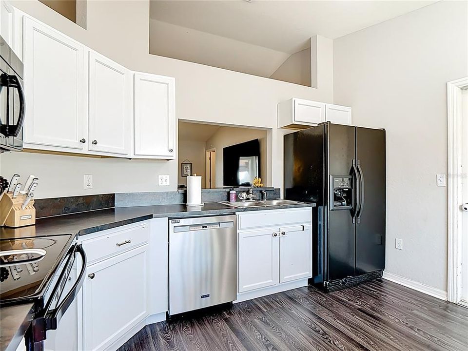 For Sale: $309,900 (3 beds, 2 baths, 1252 Square Feet)