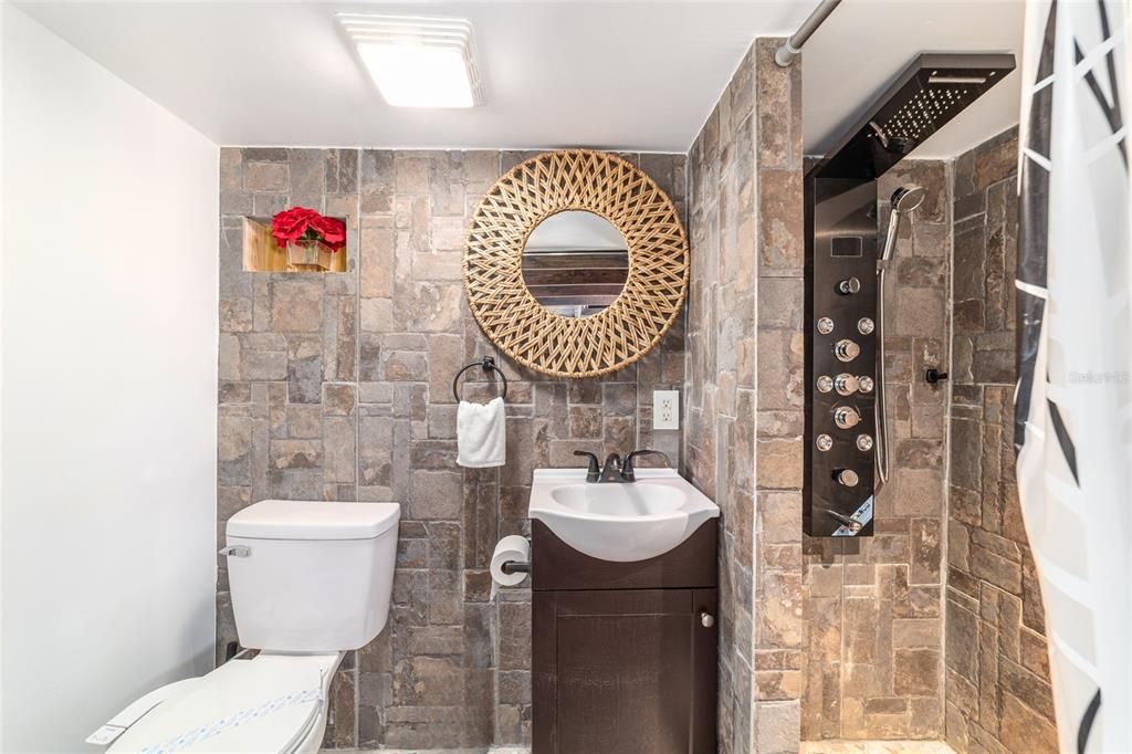 На продажу: $2,500,000 (2 спален, 2 ванн, 1155 Квадратных фут)