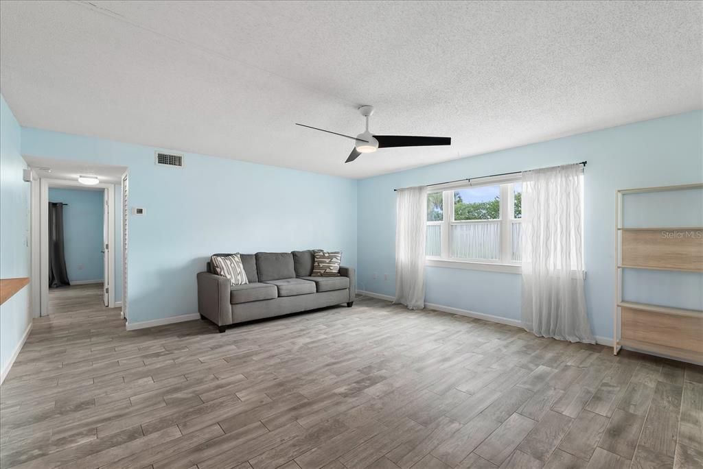 For Sale: $129,000 (2 beds, 1 baths, 905 Square Feet)