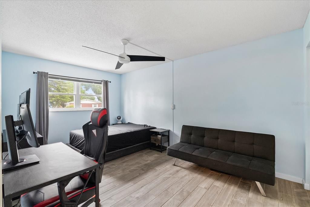 For Sale: $129,000 (2 beds, 1 baths, 905 Square Feet)