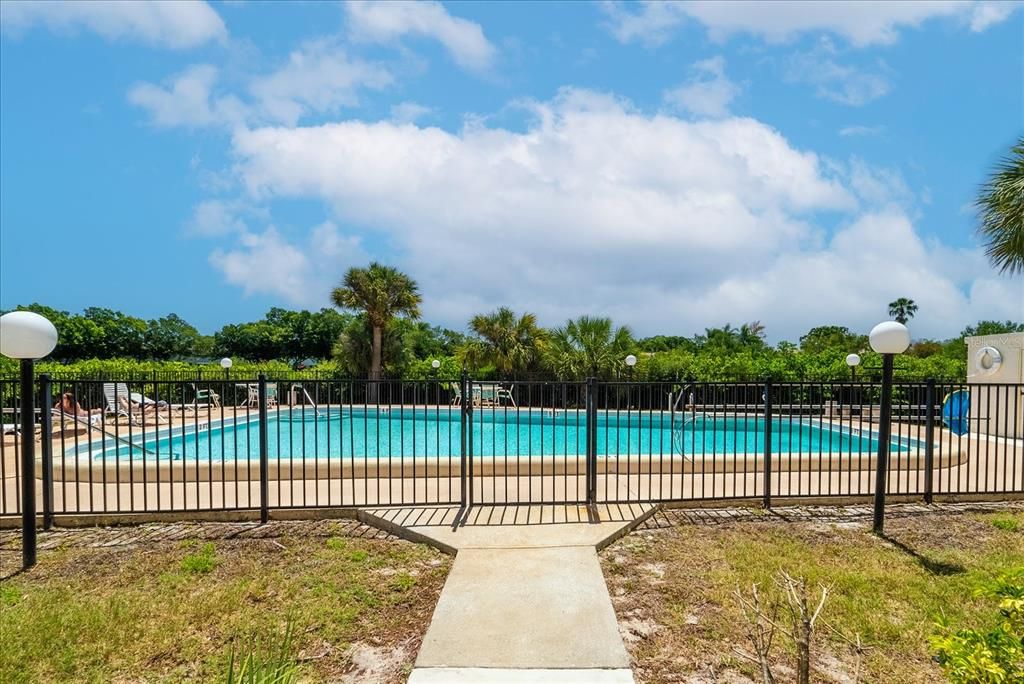 For Sale: $129,000 (2 beds, 1 baths, 905 Square Feet)