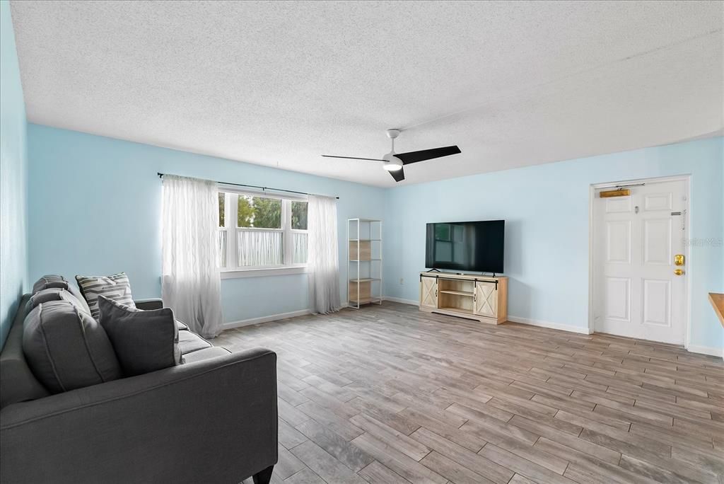 For Sale: $129,000 (2 beds, 1 baths, 905 Square Feet)