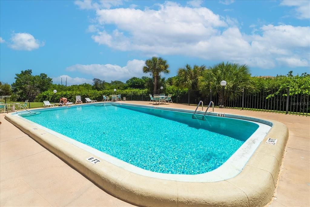 For Sale: $129,000 (2 beds, 1 baths, 905 Square Feet)