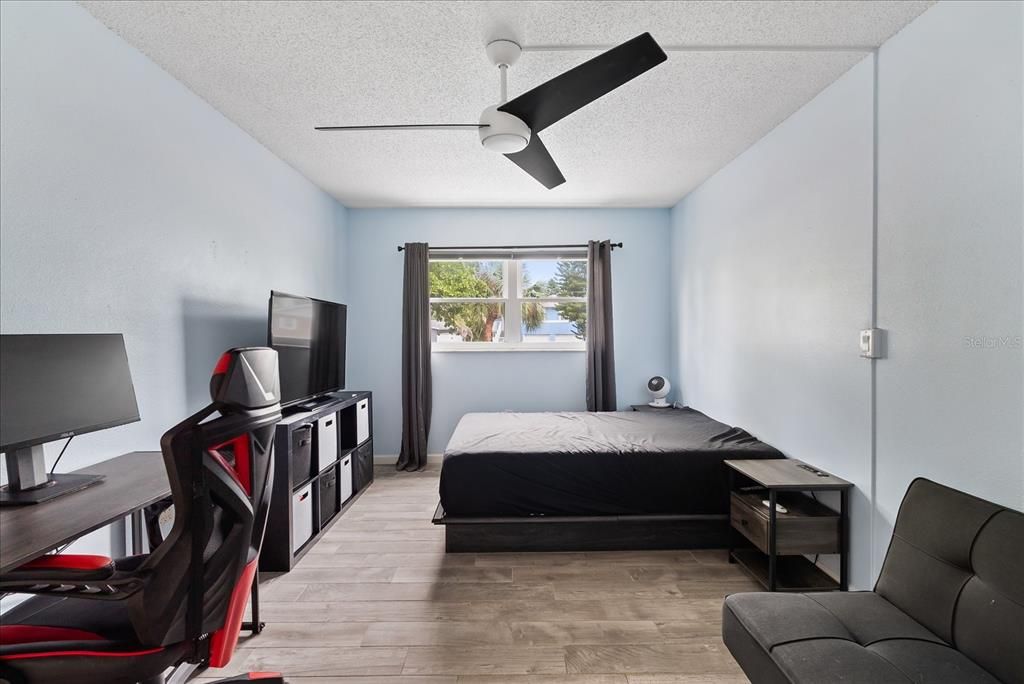 For Sale: $129,000 (2 beds, 1 baths, 905 Square Feet)