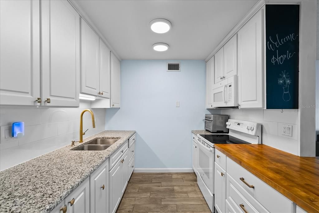 For Sale: $129,000 (2 beds, 1 baths, 905 Square Feet)