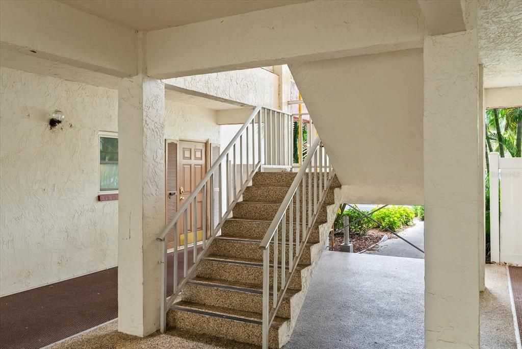 For Sale: $129,000 (2 beds, 1 baths, 905 Square Feet)