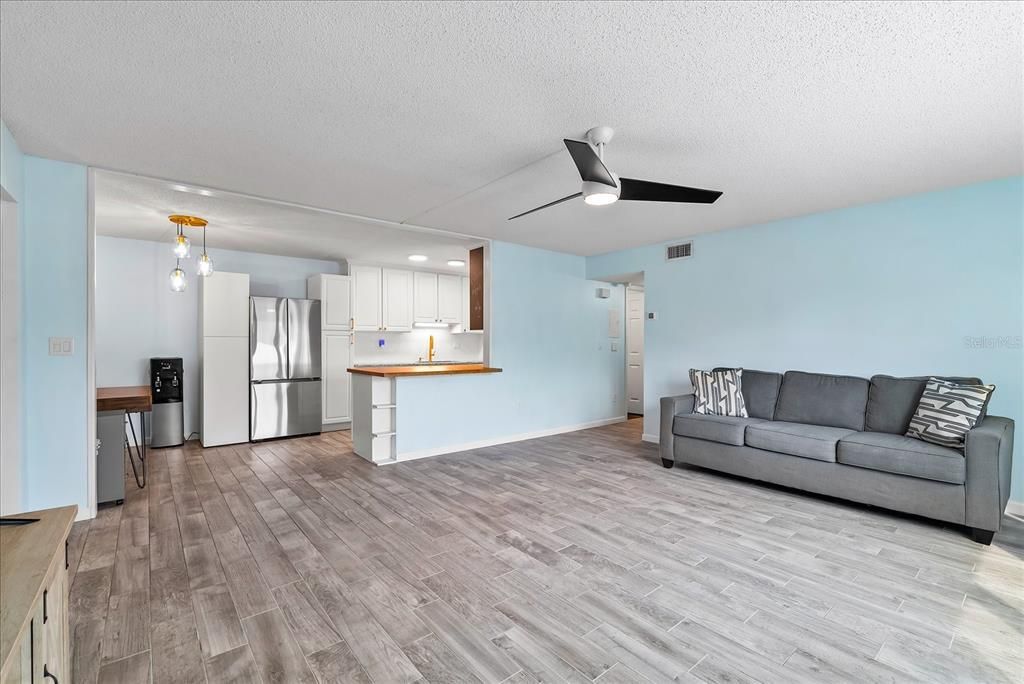 For Sale: $129,000 (2 beds, 1 baths, 905 Square Feet)