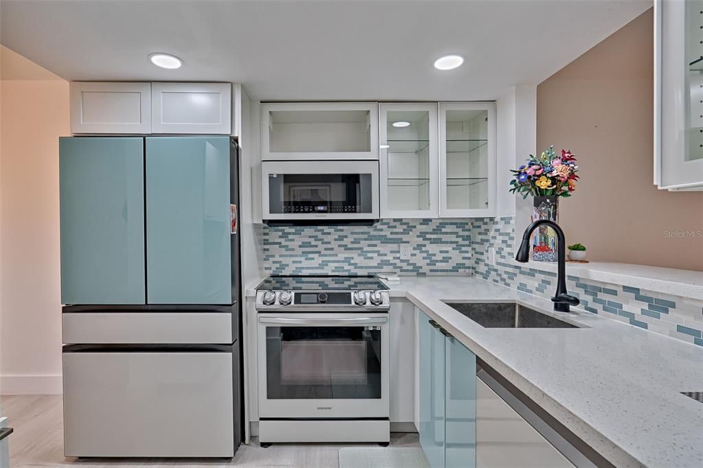 待售: $215,000 (2 贝兹, 2 浴室, 1016 平方英尺)