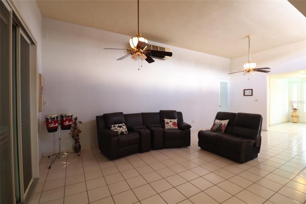 En Venta: $480,000 (3 camas, 2 baños, 2064 Pies cuadrados)