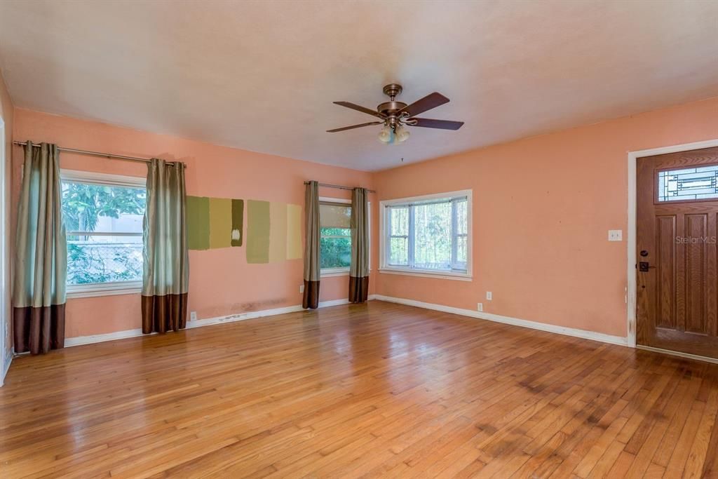 合同活跃: $350,000 (2 贝兹, 1 浴室, 1148 平方英尺)