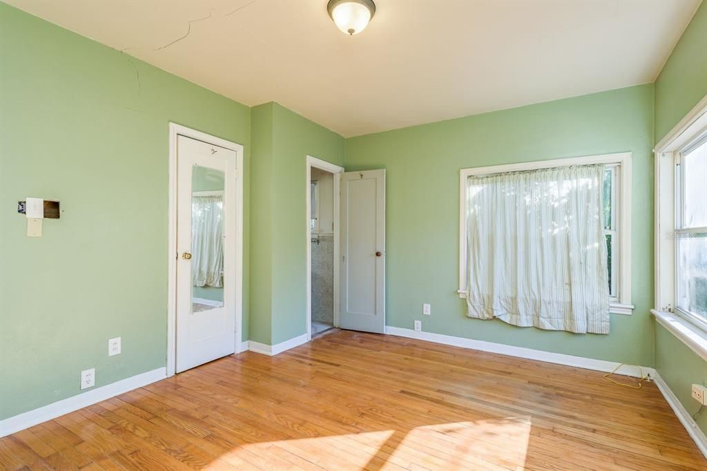 合同活跃: $350,000 (2 贝兹, 1 浴室, 1148 平方英尺)