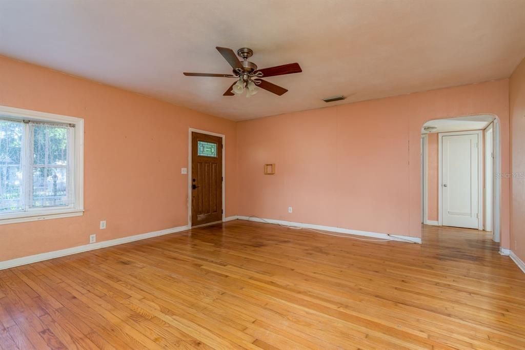 合同活跃: $350,000 (2 贝兹, 1 浴室, 1148 平方英尺)