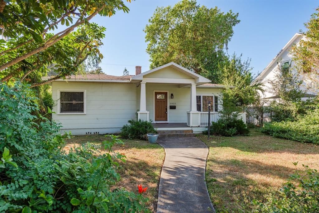 合同活跃: $350,000 (2 贝兹, 1 浴室, 1148 平方英尺)