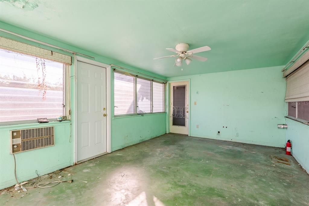 合同活跃: $350,000 (2 贝兹, 1 浴室, 1148 平方英尺)