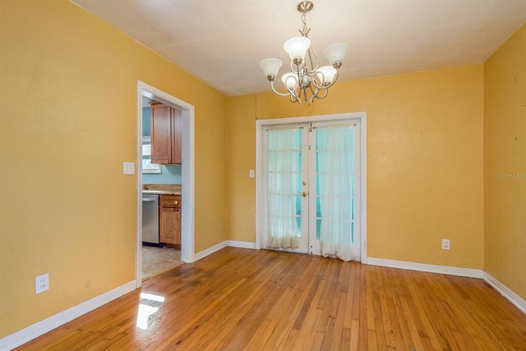 合同活跃: $350,000 (2 贝兹, 1 浴室, 1148 平方英尺)