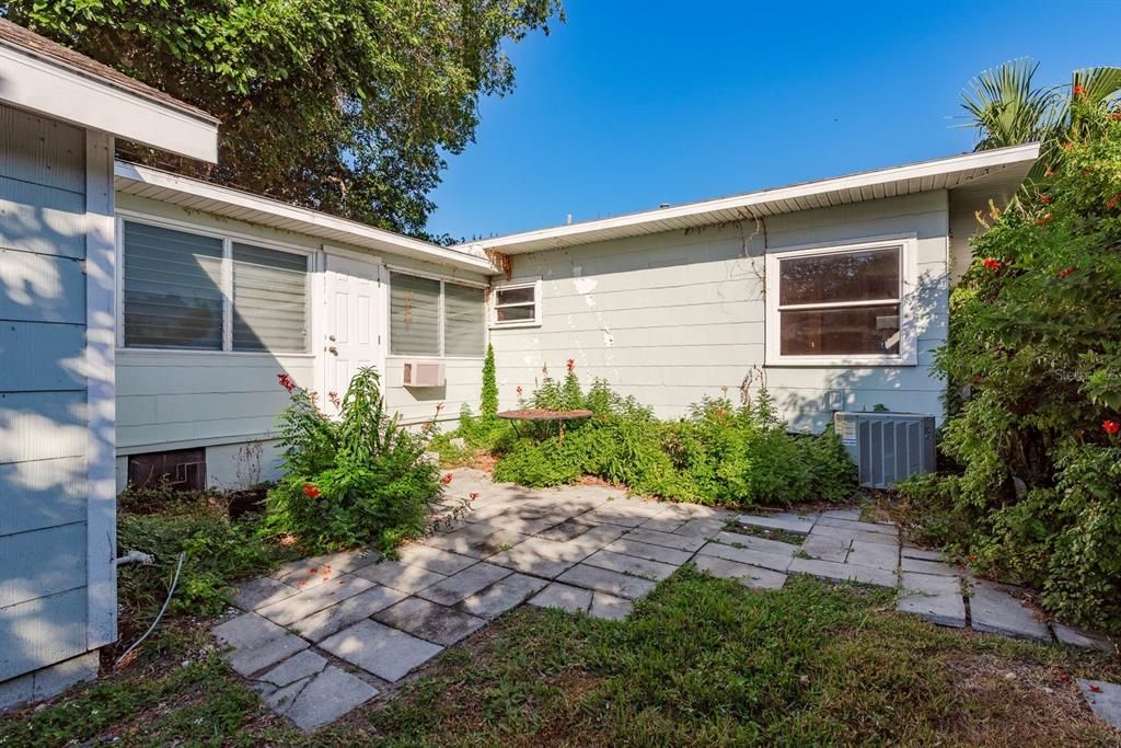 合同活跃: $350,000 (2 贝兹, 1 浴室, 1148 平方英尺)