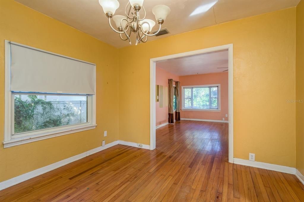 合同活跃: $350,000 (2 贝兹, 1 浴室, 1148 平方英尺)