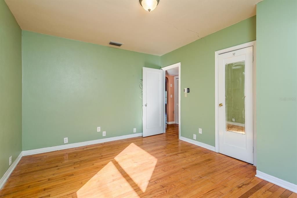 合同活跃: $350,000 (2 贝兹, 1 浴室, 1148 平方英尺)