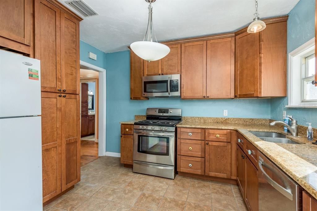 合同活跃: $350,000 (2 贝兹, 1 浴室, 1148 平方英尺)