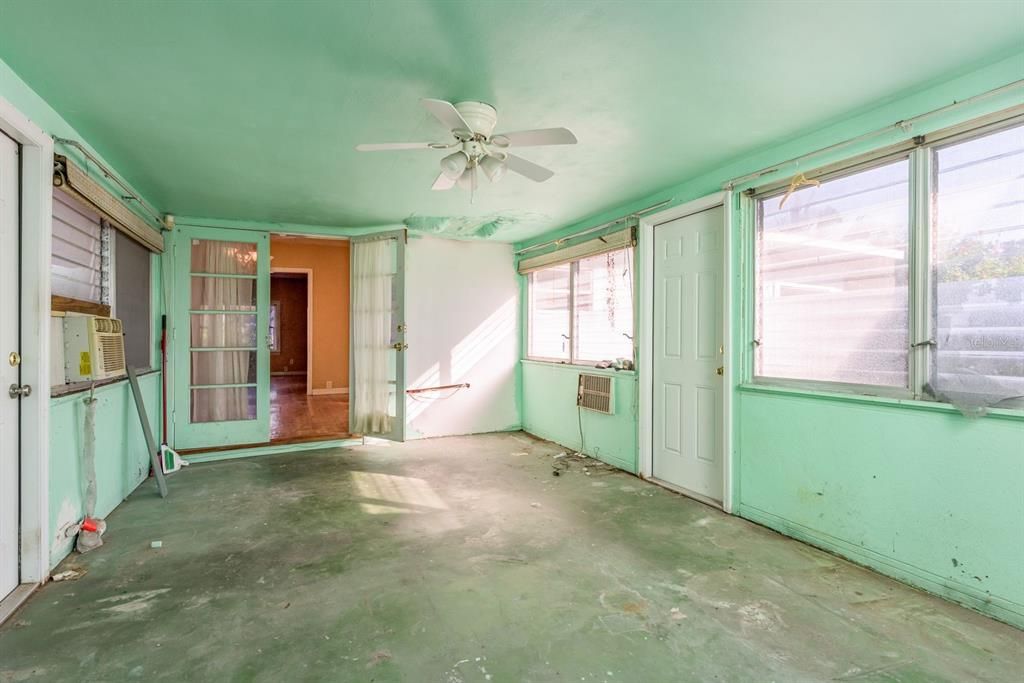 合同活跃: $350,000 (2 贝兹, 1 浴室, 1148 平方英尺)