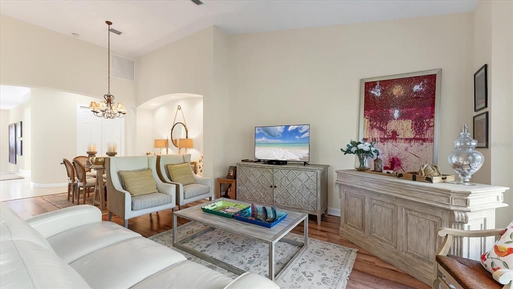 En Venta: $1,150,000 (4 camas, 3 baños, 2719 Pies cuadrados)