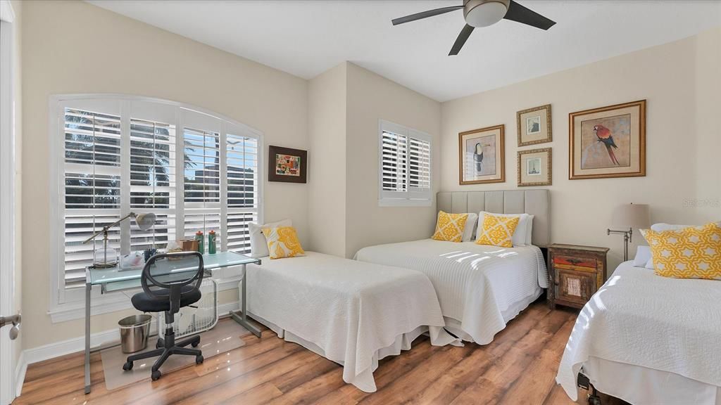 En Venta: $1,150,000 (4 camas, 3 baños, 2719 Pies cuadrados)