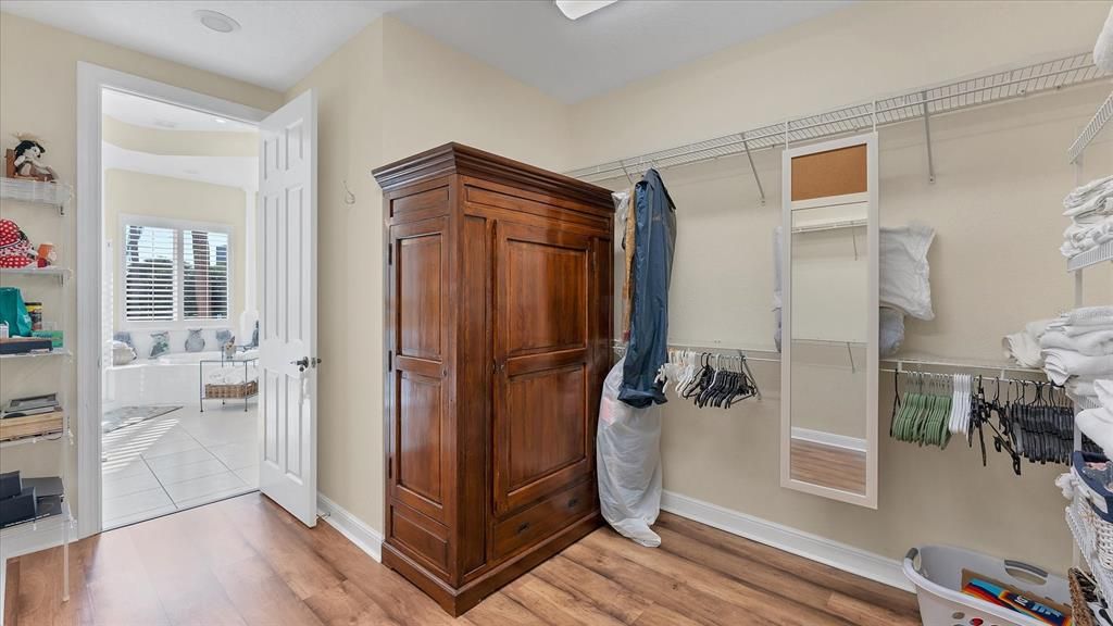 En Venta: $1,150,000 (4 camas, 3 baños, 2719 Pies cuadrados)