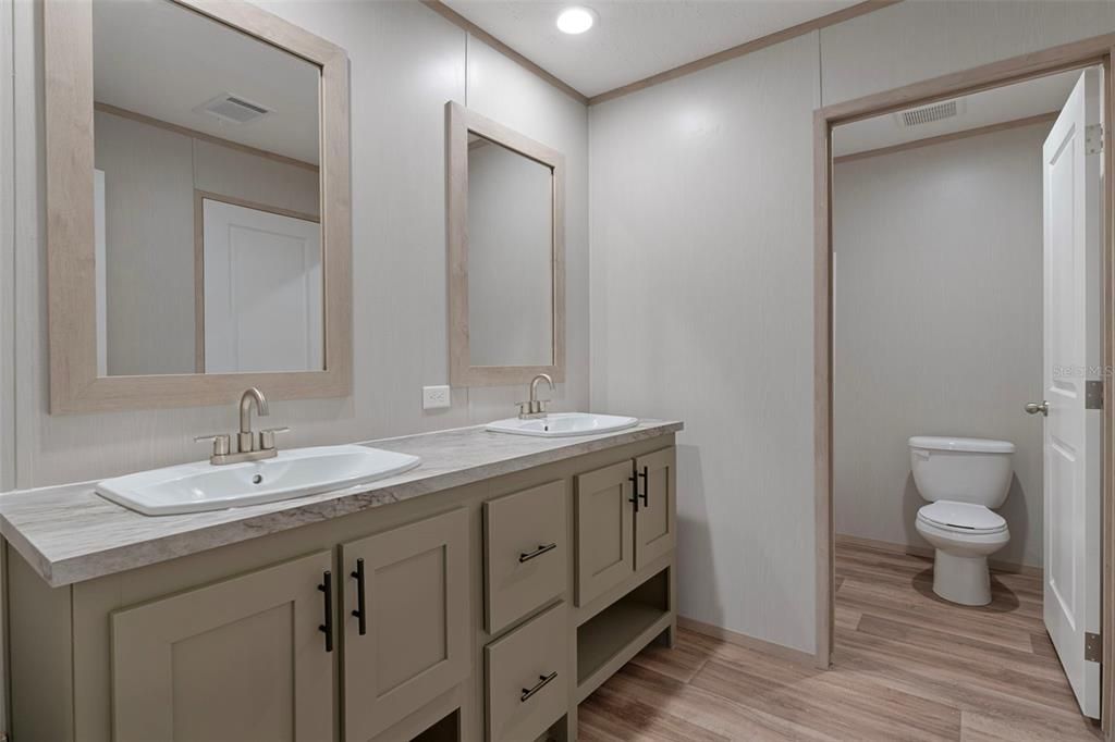 For Sale: $499,000 (5 beds, 3 baths, 2001 Square Feet)