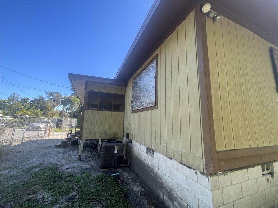 For Sale: $110,000 (2 beds, 1 baths, 776 Square Feet)