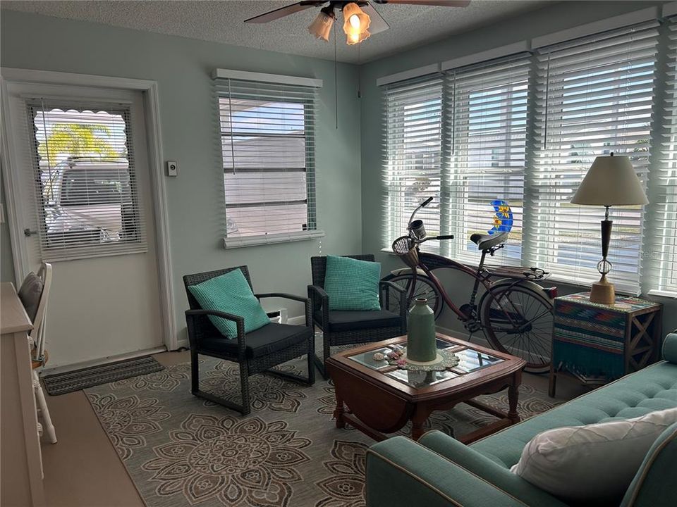 For Sale: $195,000 (2 beds, 2 baths, 1175 Square Feet)