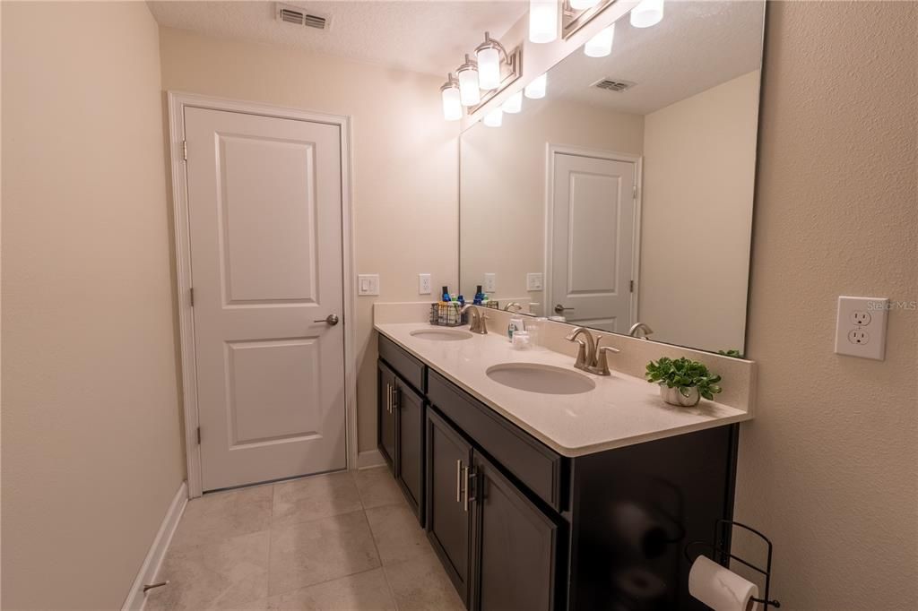 На продажу: $590,000 (5 спален, 3 ванн, 2461 Квадратных фут)