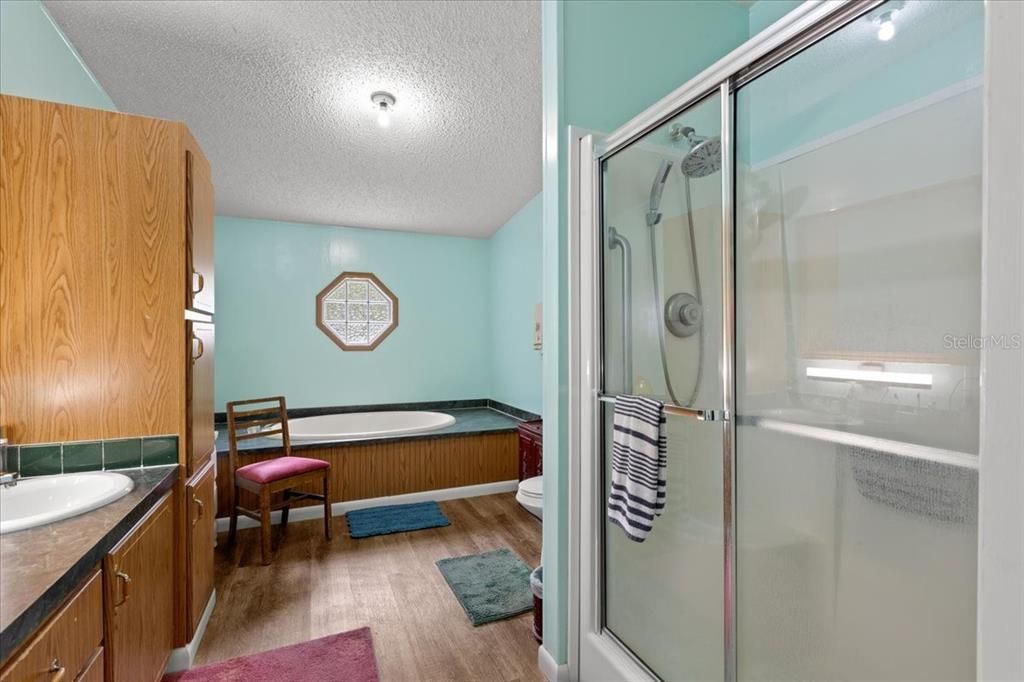 待售: $254,900 (4 贝兹, 2 浴室, 2356 平方英尺)