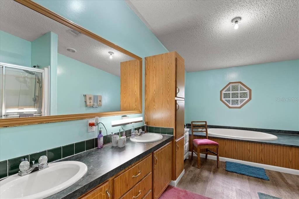 待售: $254,900 (4 贝兹, 2 浴室, 2356 平方英尺)