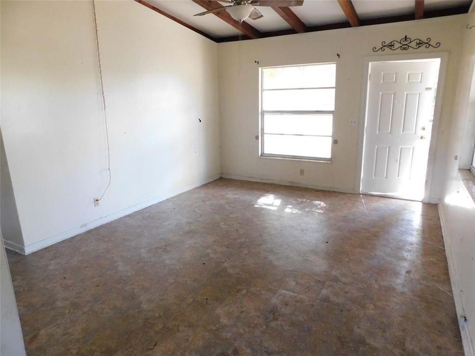 For Sale: $152,500 (3 beds, 1 baths, 1022 Square Feet)