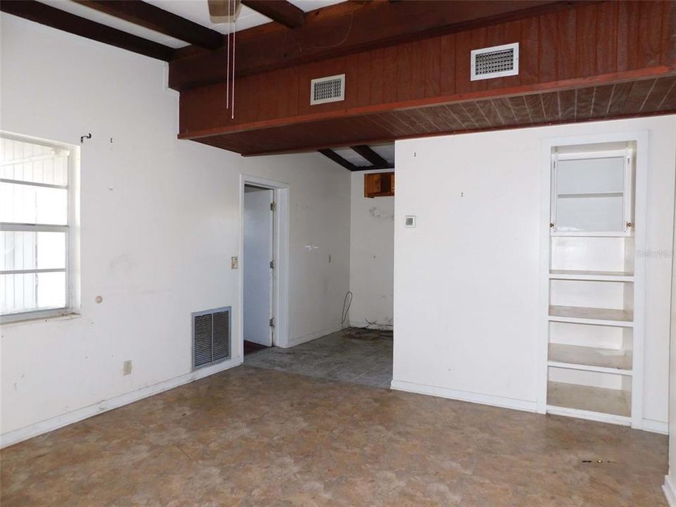 For Sale: $152,500 (3 beds, 1 baths, 1022 Square Feet)