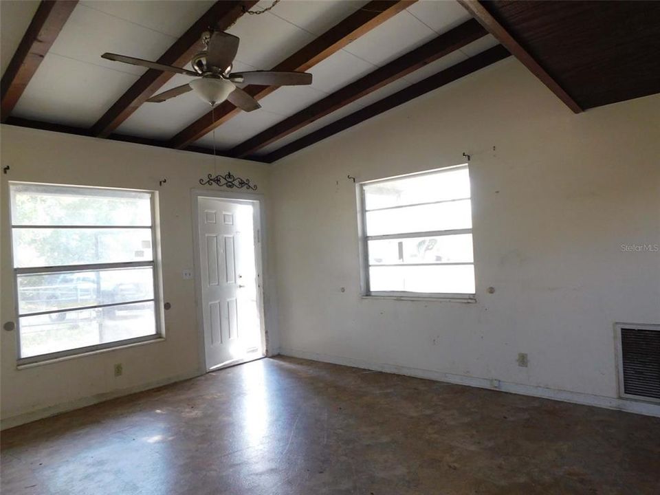 For Sale: $152,500 (3 beds, 1 baths, 1022 Square Feet)