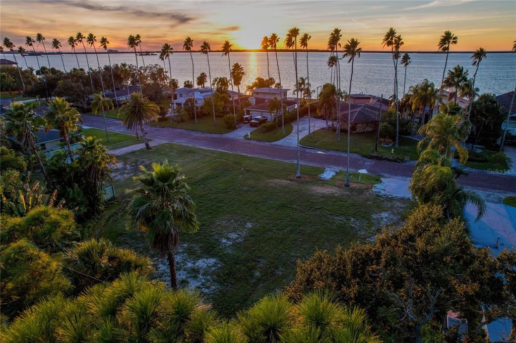 На продажу: $587,000 (0.17 acres)