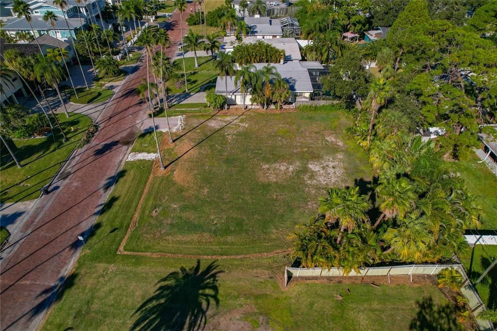 На продажу: $587,000 (0.17 acres)