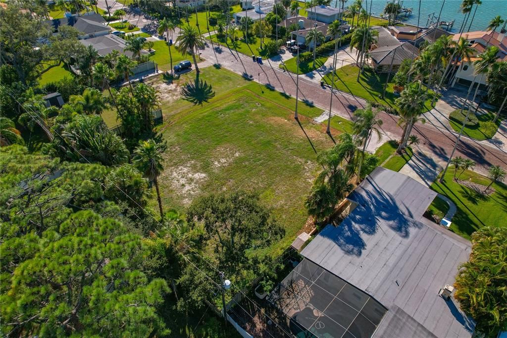 На продажу: $587,000 (0.17 acres)