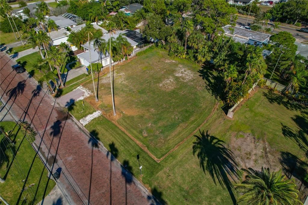 На продажу: $587,000 (0.17 acres)