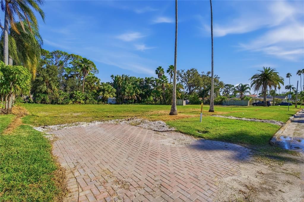 На продажу: $587,000 (0.17 acres)