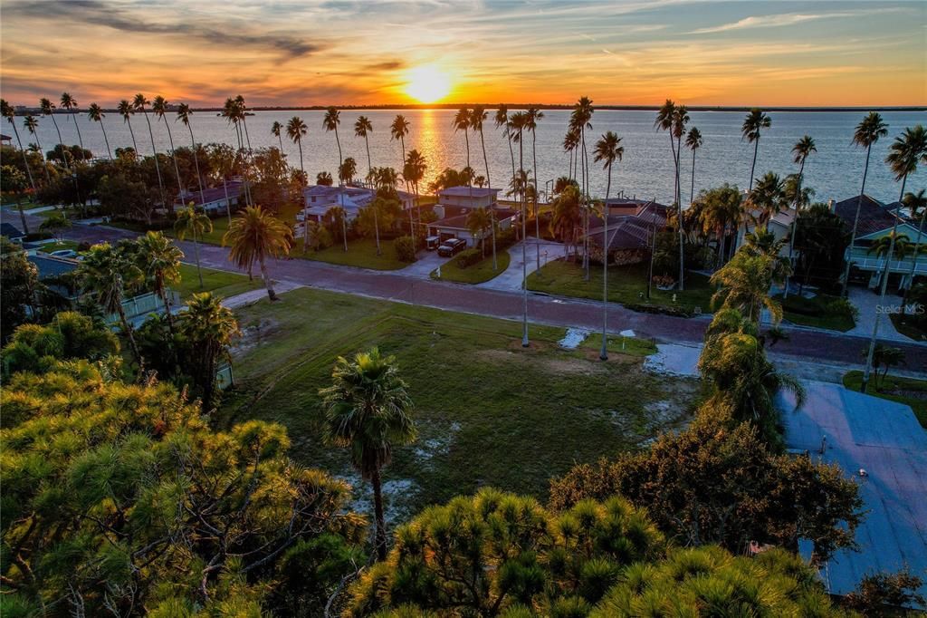 На продажу: $587,000 (0.17 acres)