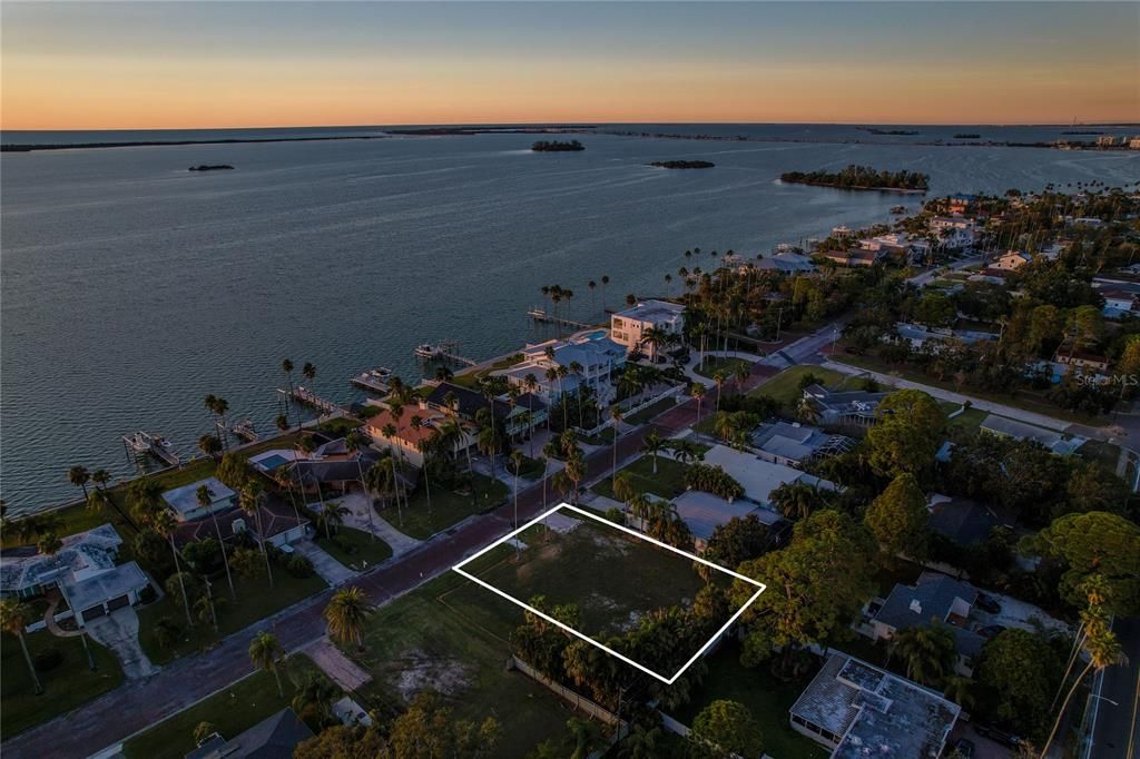 На продажу: $587,000 (0.17 acres)