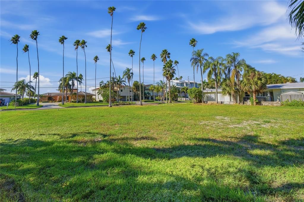 На продажу: $587,000 (0.17 acres)