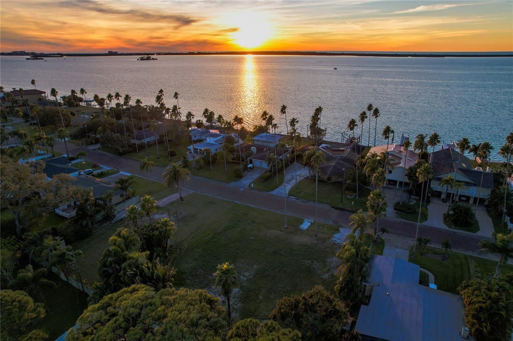 На продажу: $587,000 (0.17 acres)