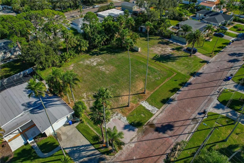 На продажу: $587,000 (0.17 acres)